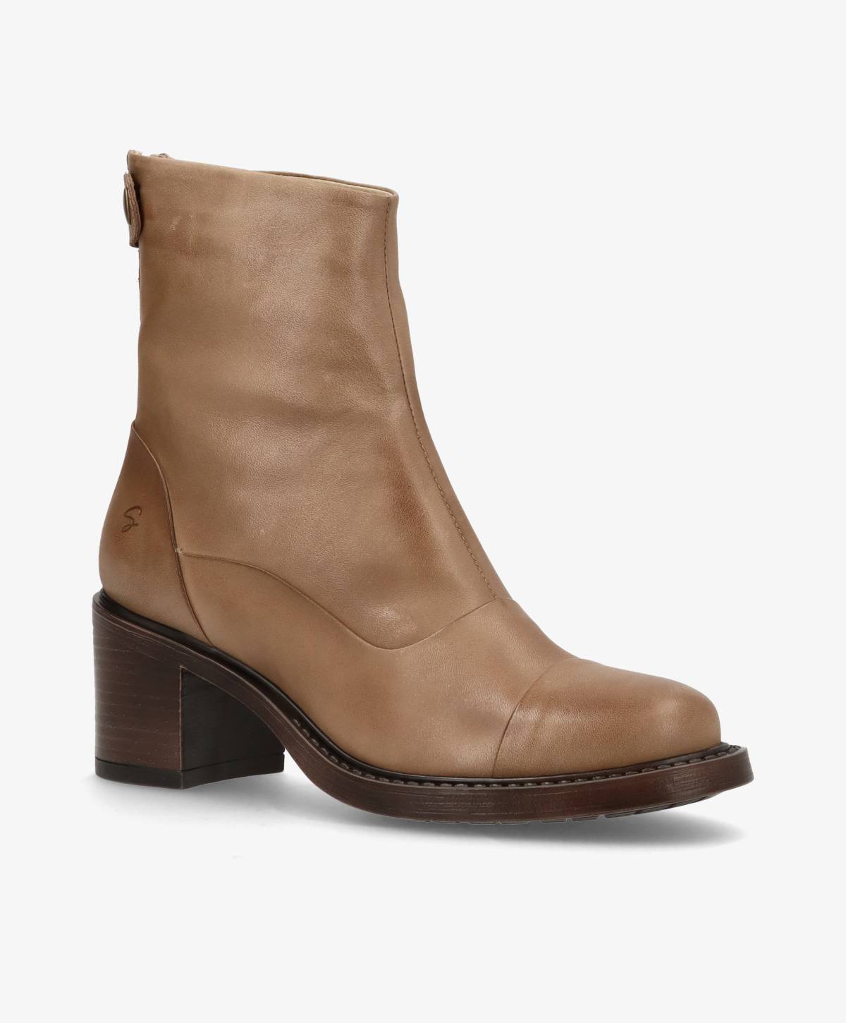 Brun støvle fra Shoedesign Copenhagen med mellemhøj hæl og lynlås bagpå.