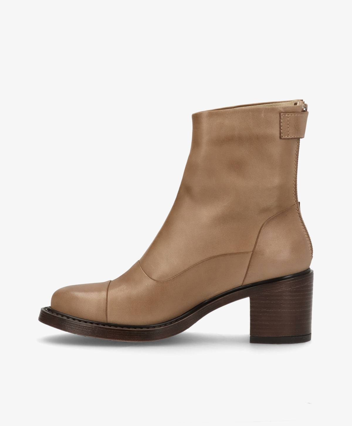 Beige ankelstøvle fra Shoedesign Copenhagen med blokhæl og lynlås bagpå.