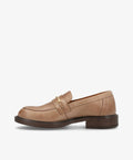 Brun læderloafer fra Shoedesign Copenhagen med gulddetalje på siden.