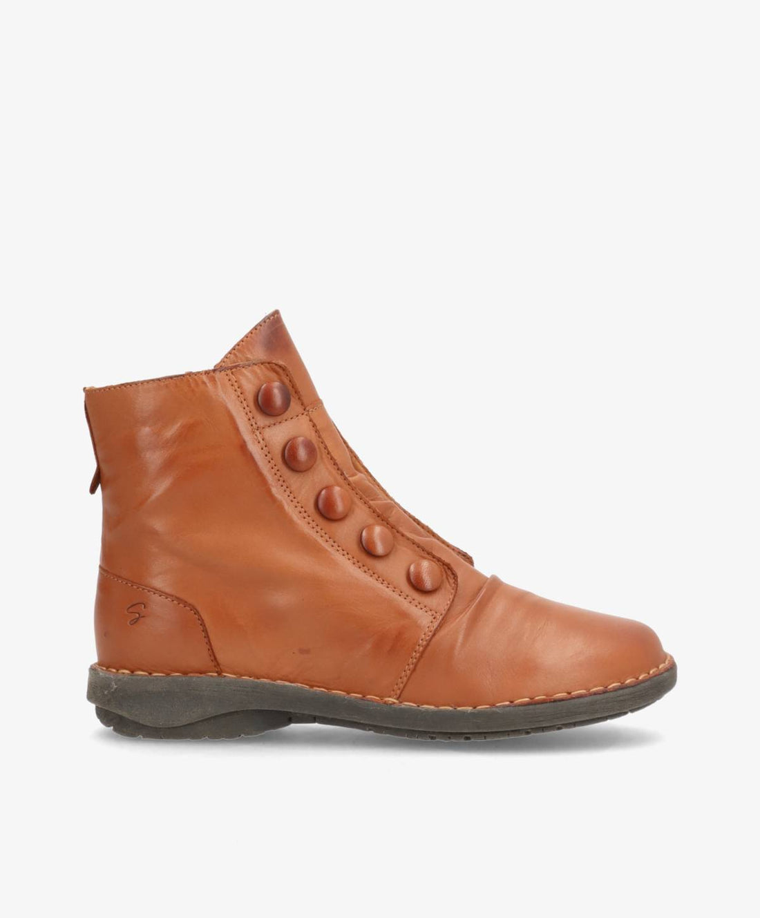 Brun læderstøvle fra Shoedesign Copenhagen med knapdetaljer og flad sål.