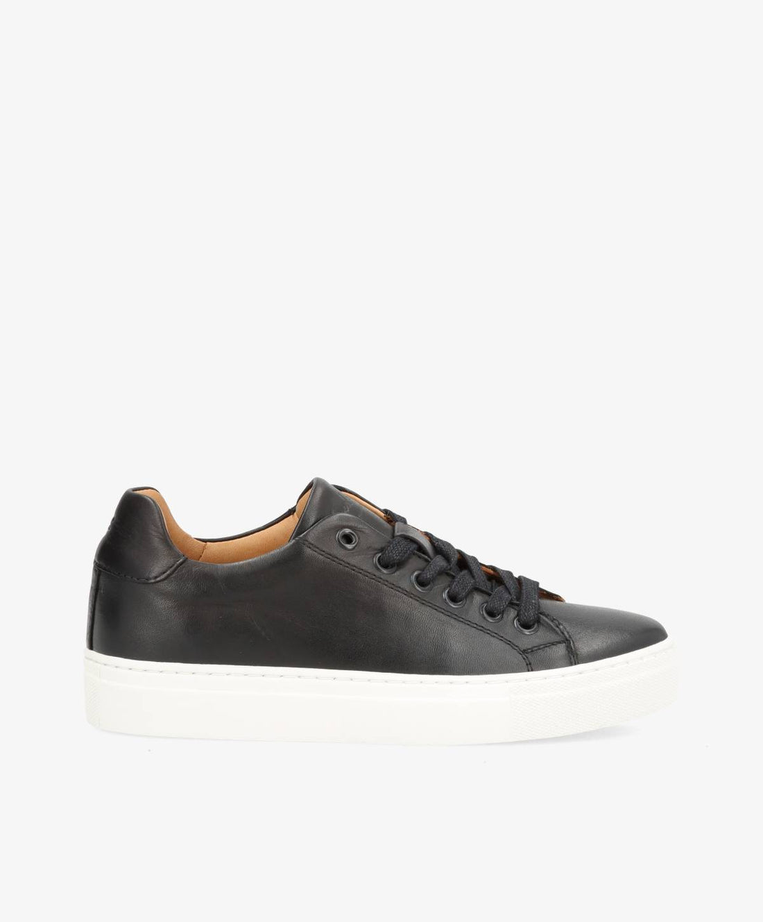 Sort sneaker fra Shoedesign Copenhagen med hvid sål og sorte snørebånd.
