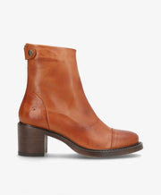 Brun læderstøvle fra Shoedesign Copenhagen med mellemhøj hæl og lynlås bagpå.