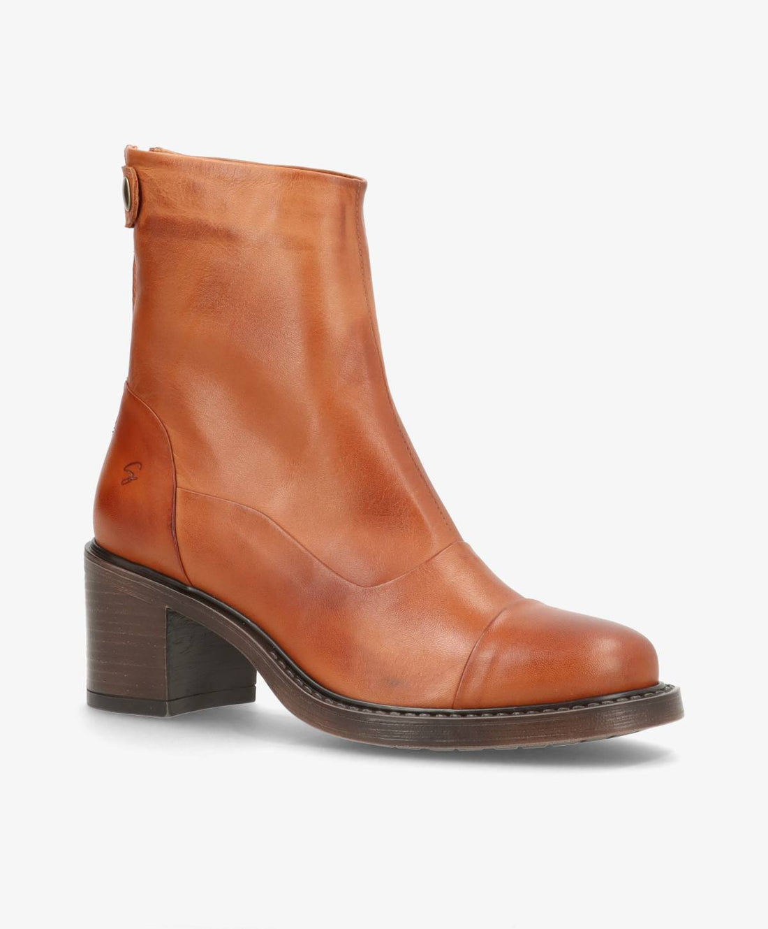 Brun læderstøvle fra Shoedesign Copenhagen med mellemhøj hæl og lynlås bagpå.