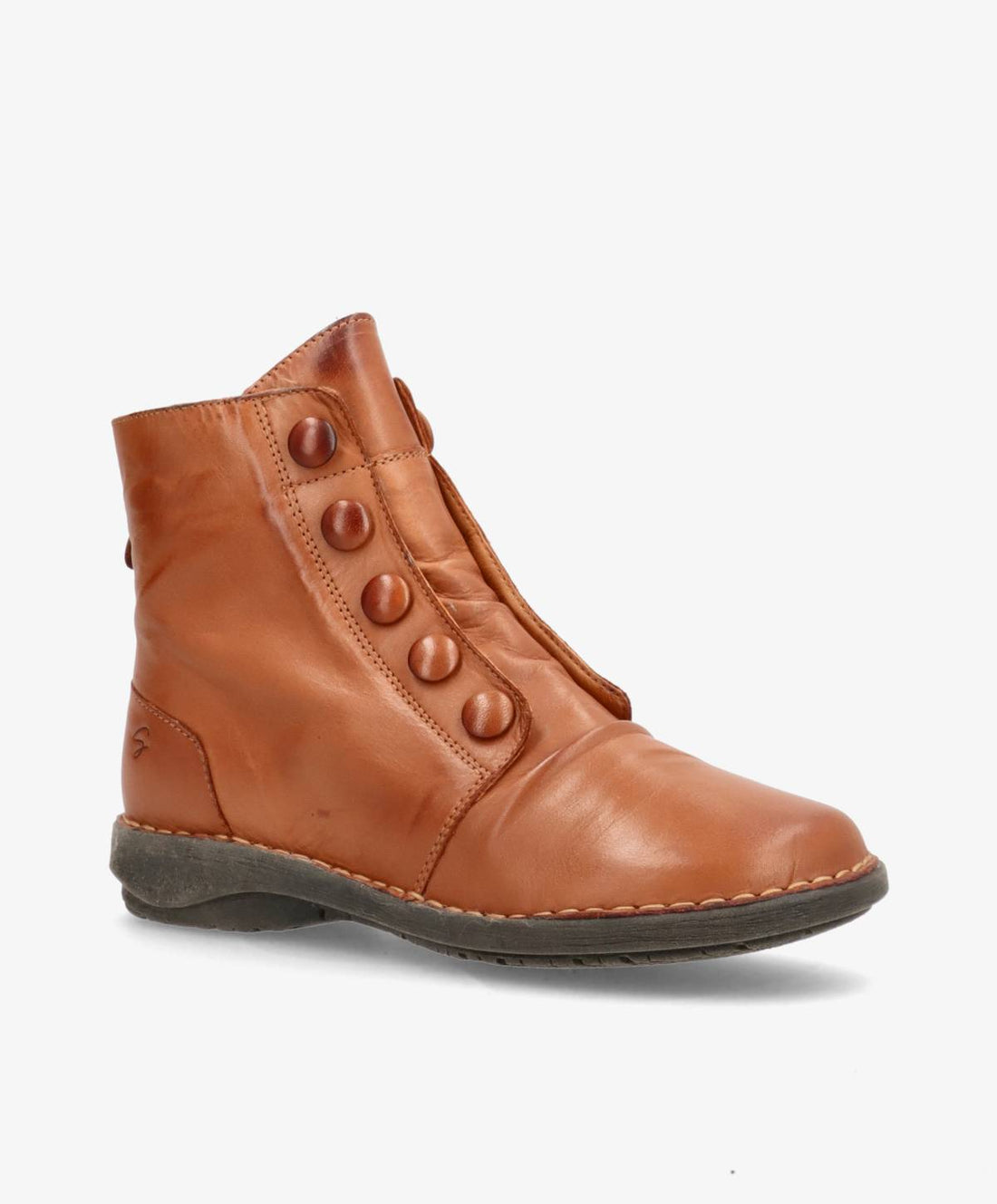 Brun læderstøvle fra Shoedesign Copenhagen med knapdetaljer og flad sål.