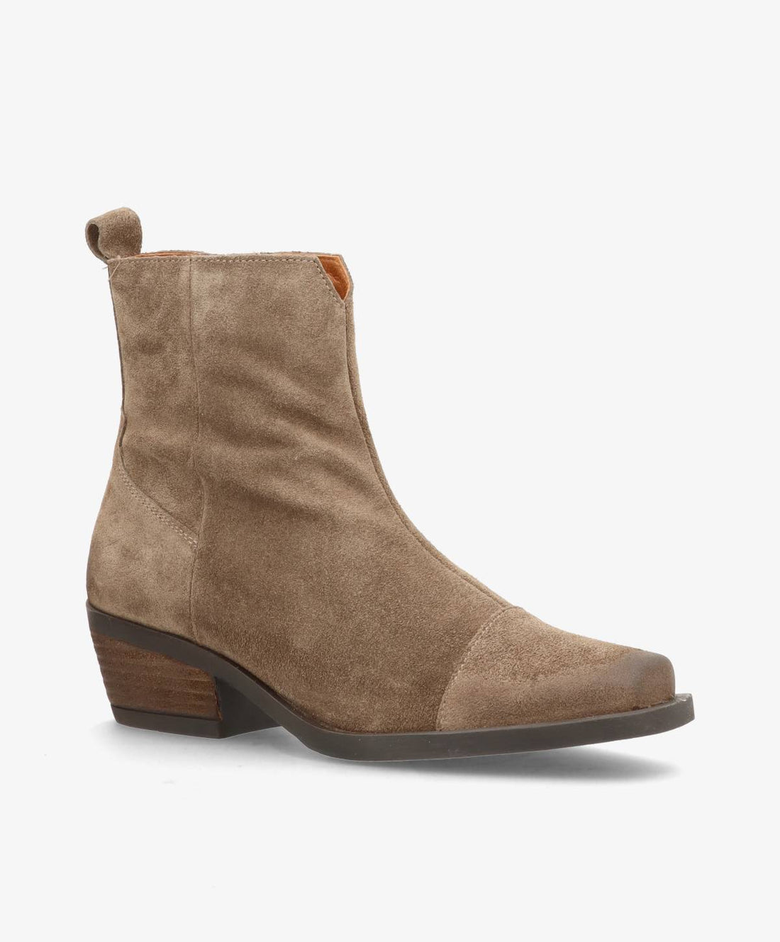 Støvet brun ruskindsstøvle fra Shoedesign Copenhagen med spids snude og kort blokhæl.