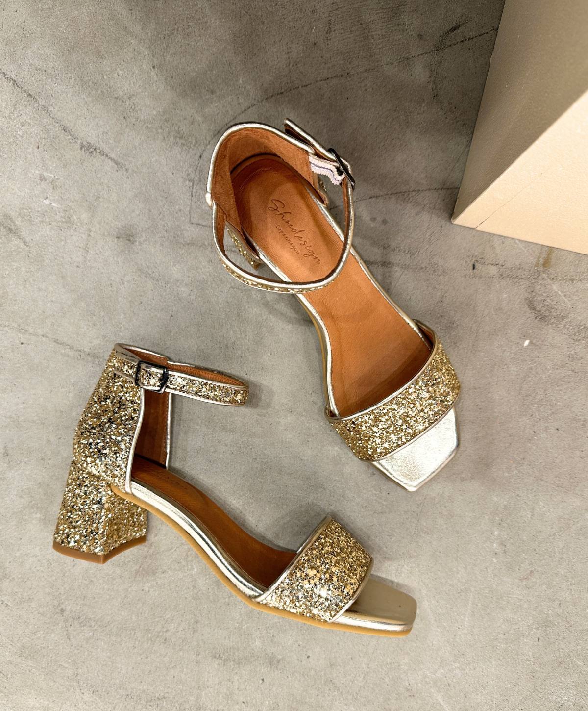 Glimrende sandaler fra Shoedesign Copenhagen med blokhæl og glitrende detaljer, perfekt til festlige anledninger.