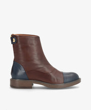 Brun og blå ankelstøvle fra Shoedesign Copenhagen med rund tå og lav hæl.
