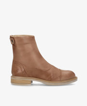Brun læderstøvle fra Shoedesign Copenhagen med rund tå og lav hæl.