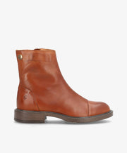 Brun læderstøvle fra Shoedesign Copenhagen med rund tå og lav hæl.