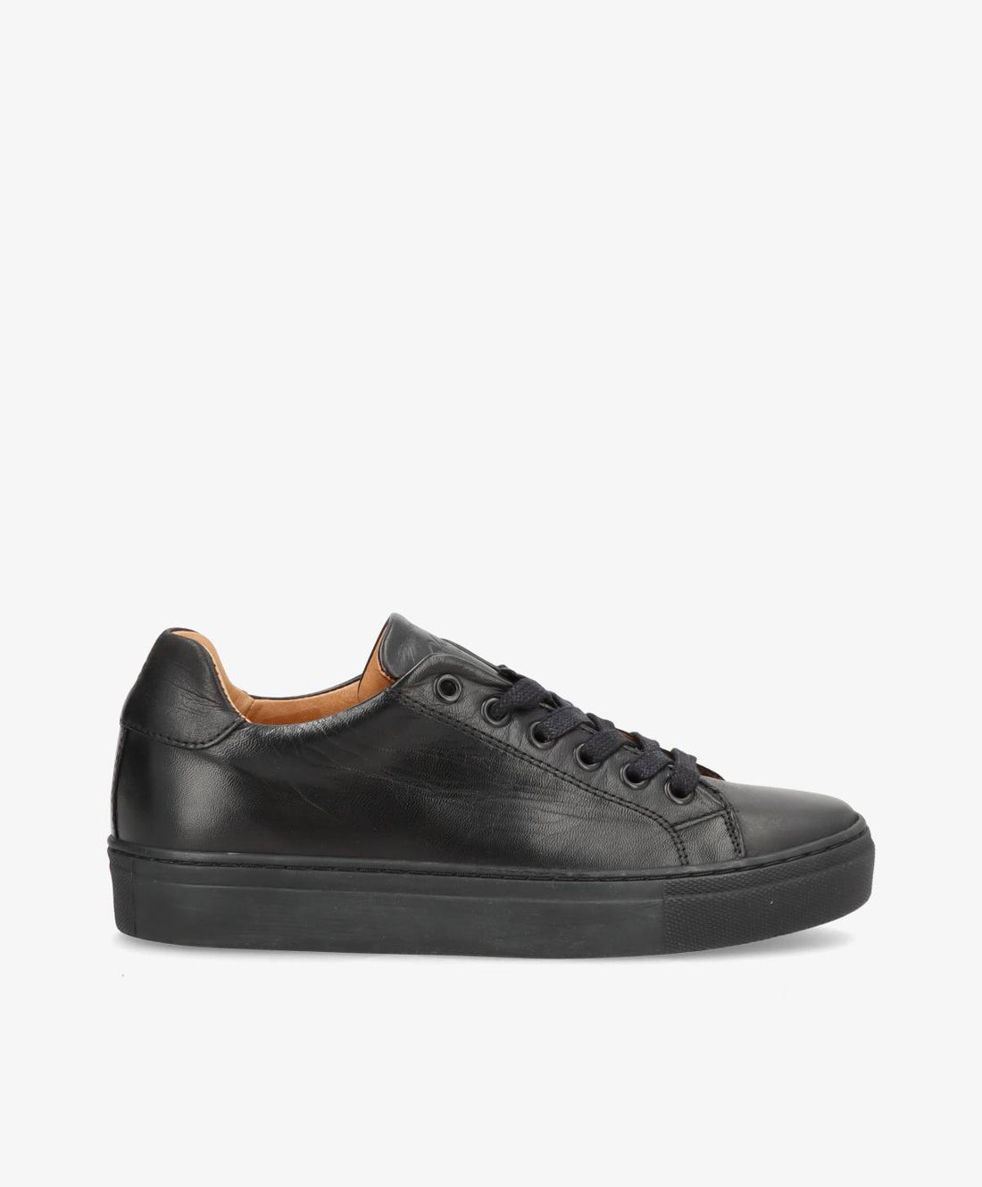 Sort lædersneaker fra Shoedesign Copenhagen med sorte snørebånd og sort sål.