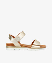 Guld sandaler fra Shoedesign Copenhagen med hvid sål og justerbare stropper.