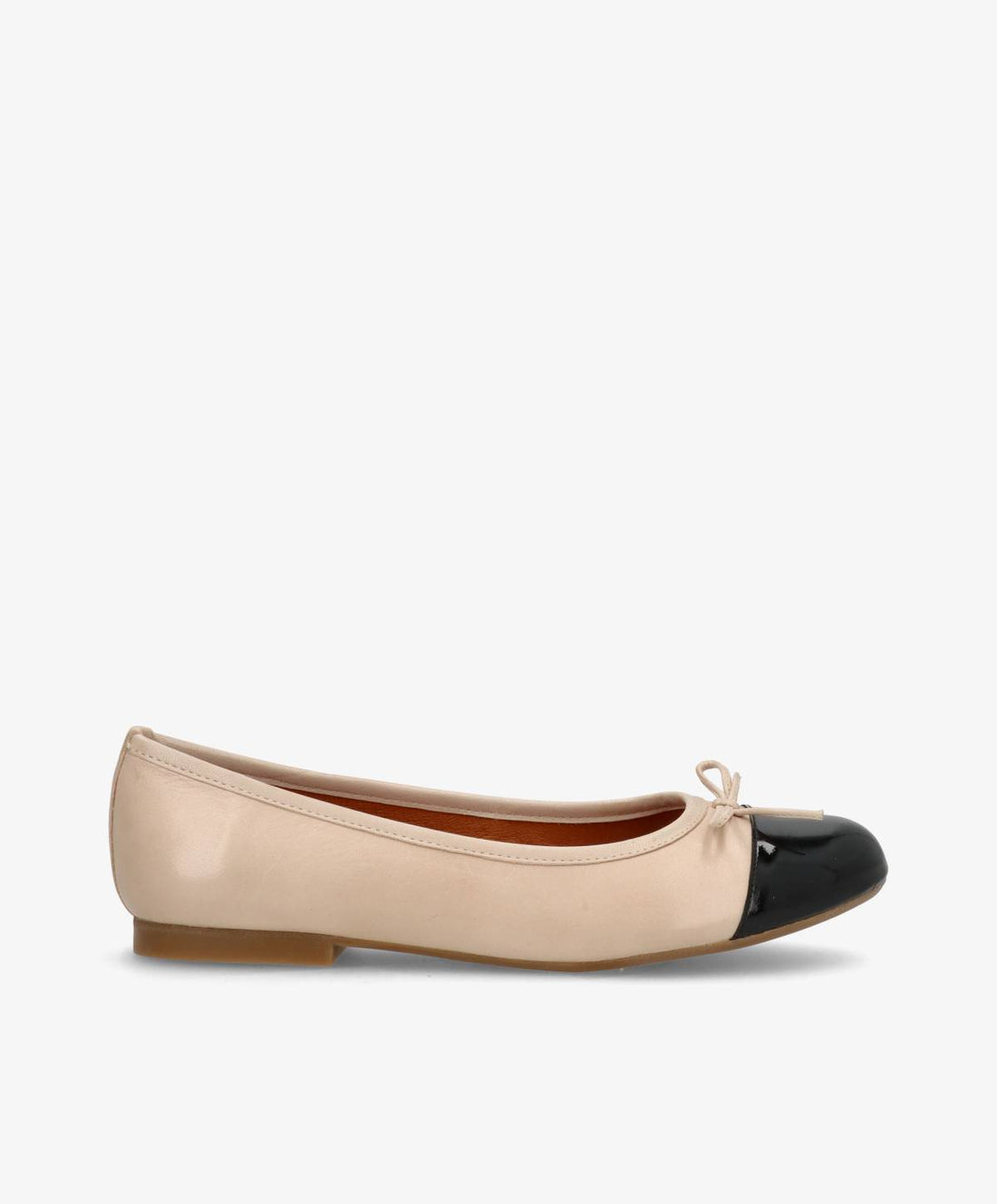 Balletsko fra Shoedesign Copenhagen i beige med sort tå og lille sløjfe.