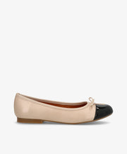 Balletsko fra Shoedesign Copenhagen i beige med sort tå og lille sløjfe.