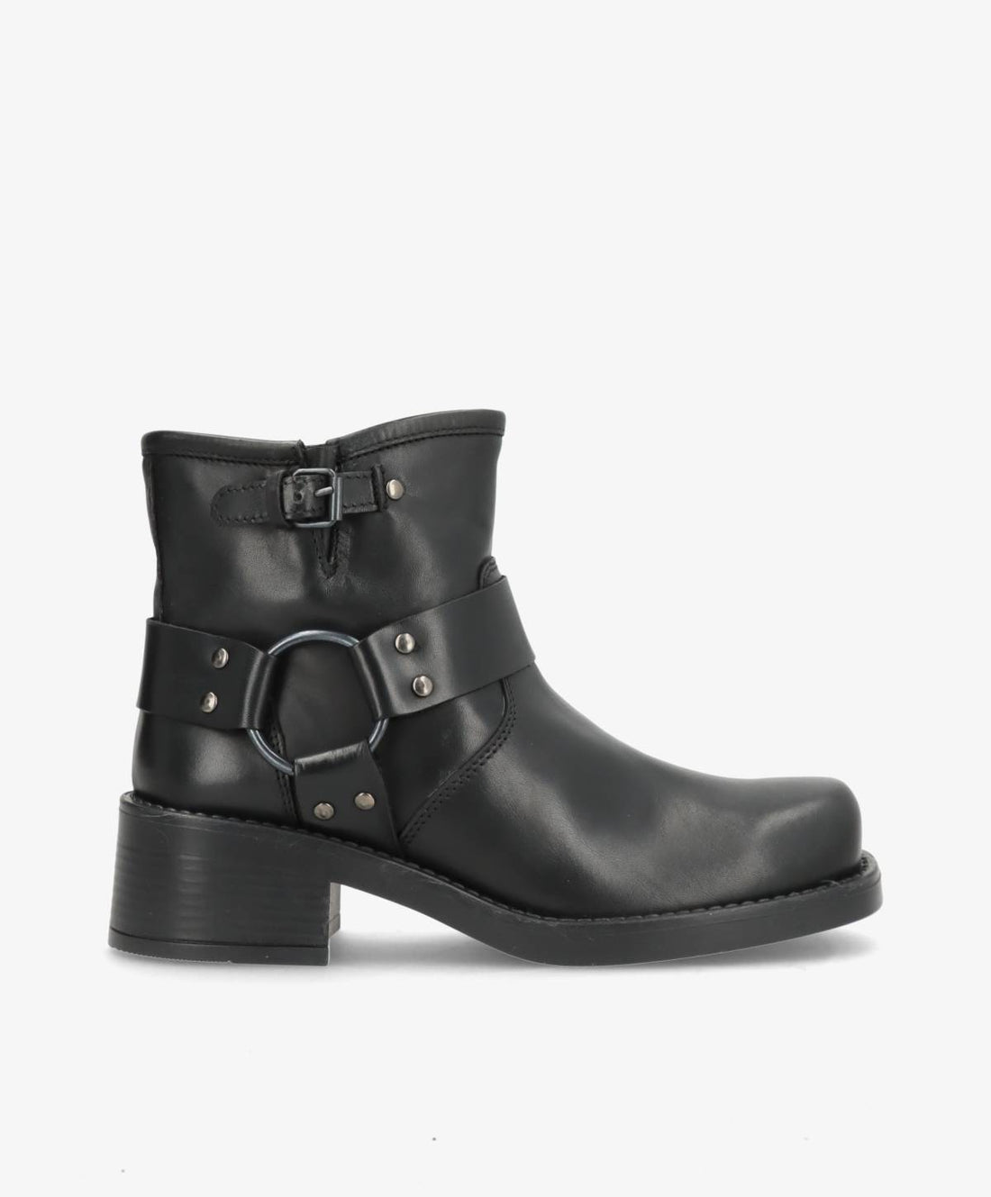 Sort ankelstøvle fra Shoedesign Copenhagen med spænde og dekorative nitter.
