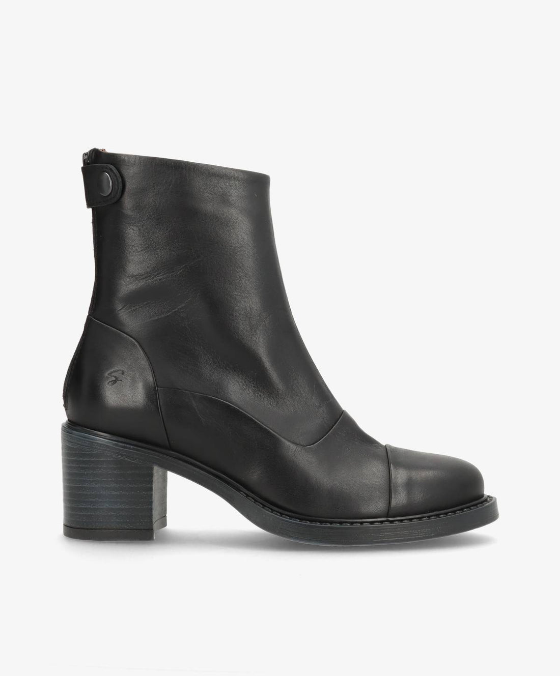 Sort ankelstøvle fra Shoedesign Copenhagen med blokhæl og lynlås bagpå.