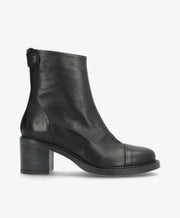 Sort ankelstøvle fra Shoedesign Copenhagen med blokhæl og lynlås bagpå.
