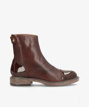 Brun læderstøvle fra Shoedesign Copenhagen med blank tå og hæl, træfarvet sål og lynlås bagpå.