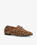 Et par leopardmønstrede loafers fra Shoedesign Copenhagen med elastisk hælkant og sort sål.