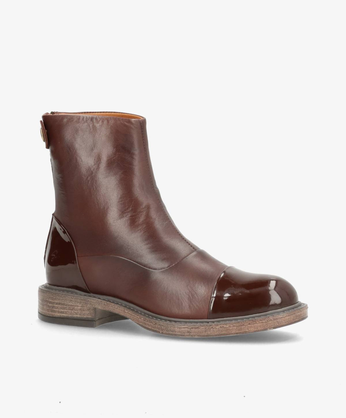 Brun læderstøvle fra Shoedesign Copenhagen med blank tå og hæl, træfarvet sål og lynlås bagpå.