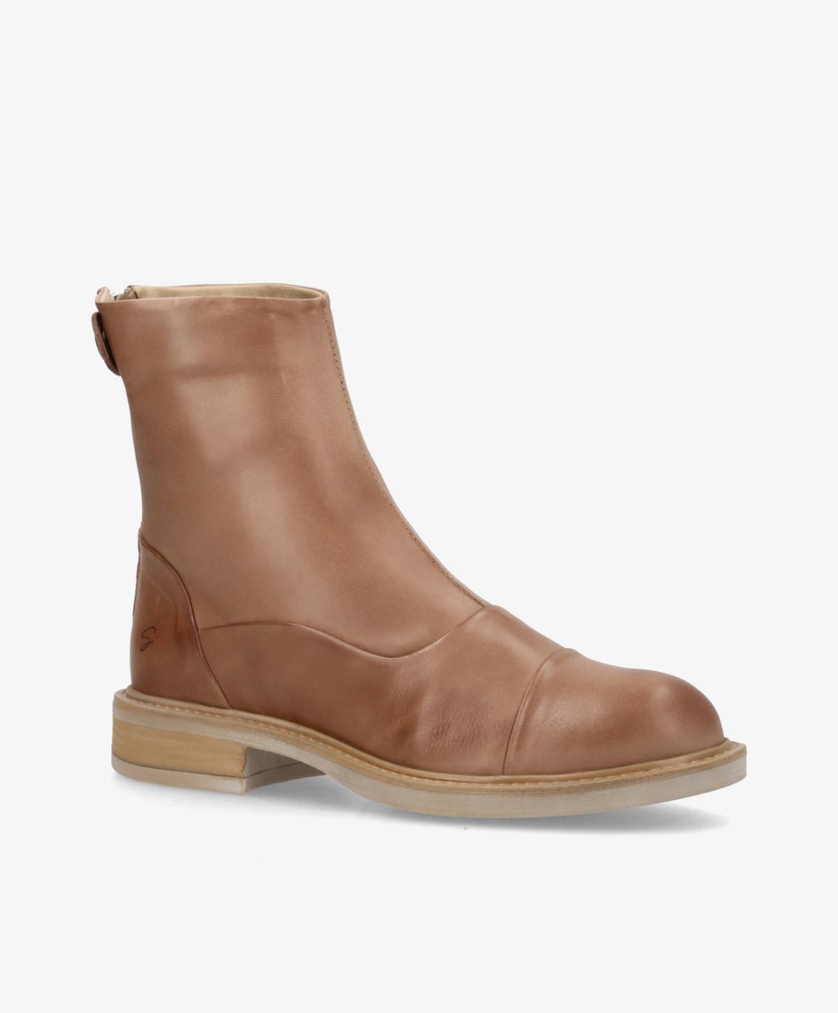 Brun læderstøvle fra Shoedesign Copenhagen med lynlås bagpå og lav hæl.