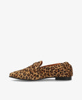 Loafer i leopardmønster fra Shoedesign Copenhagen, set fra siden.