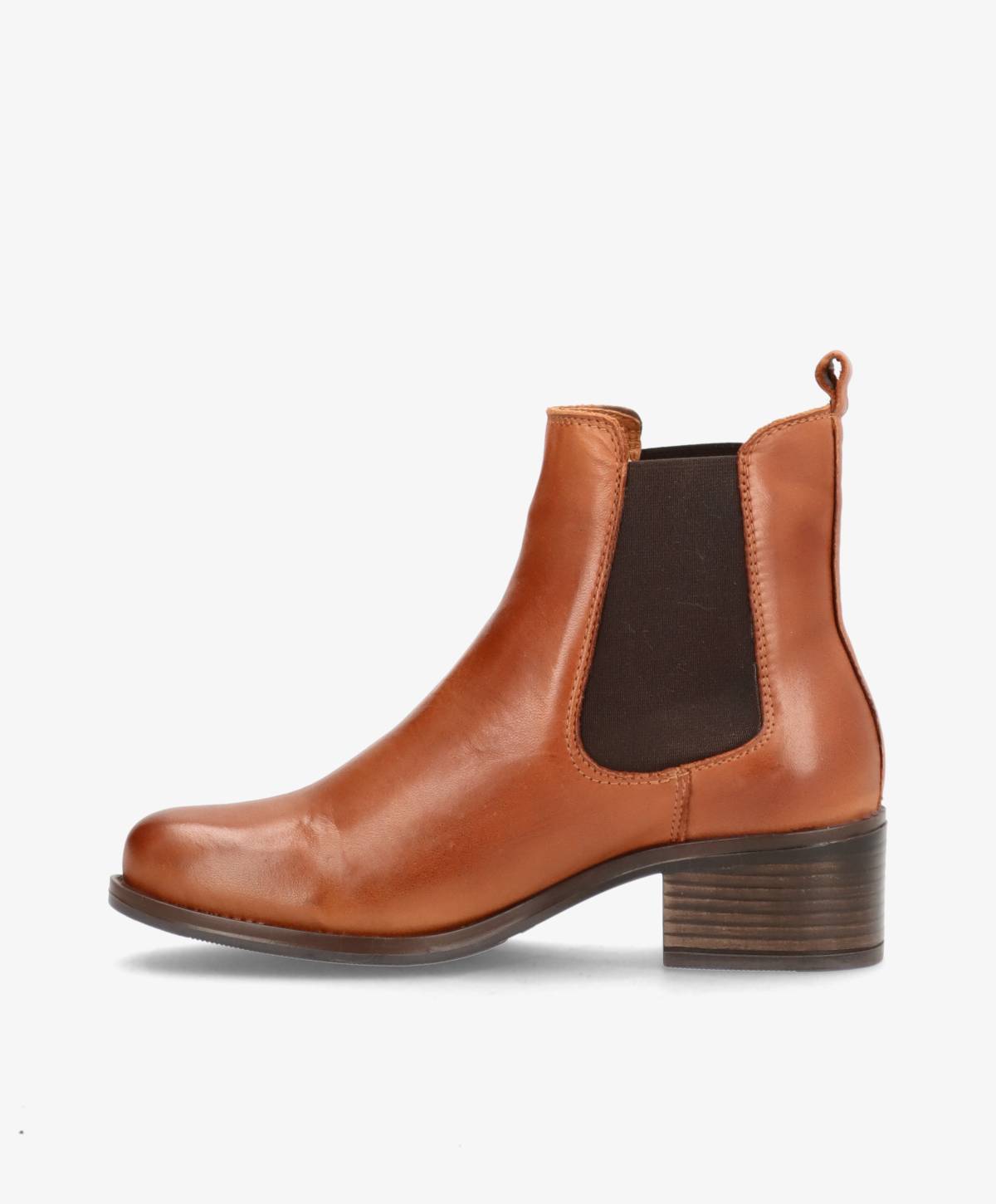 Brun læderstøvle fra Shoedesign Copenhagen med elastikpanel og lav hæl.