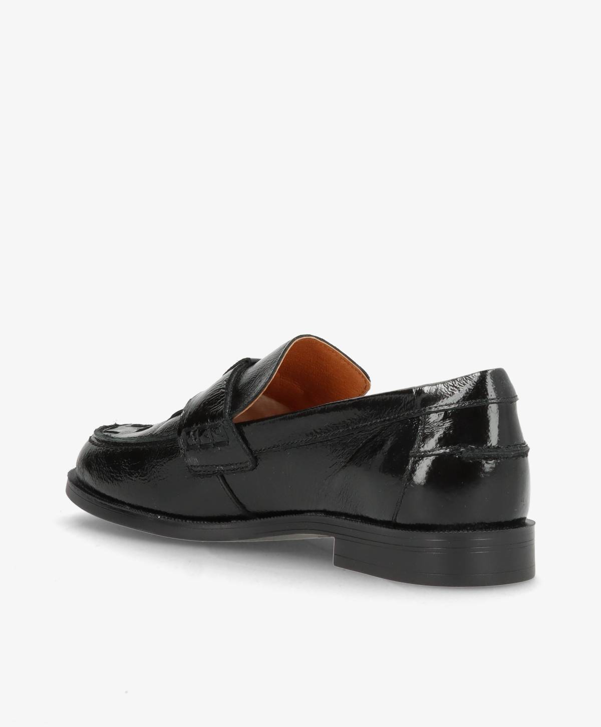 Sort laklæder loafer fra Shoedesign Copenhagen set fra siden med brun indersål og lav sort hæl.