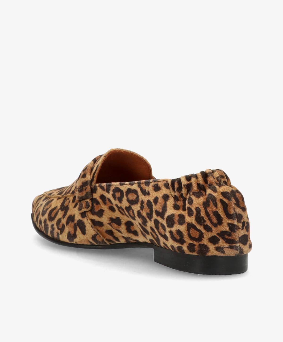 Leopardmønstret loafer fra Shoedesign Copenhagen set bagfra, med elastisk hælkappe og sort sål.