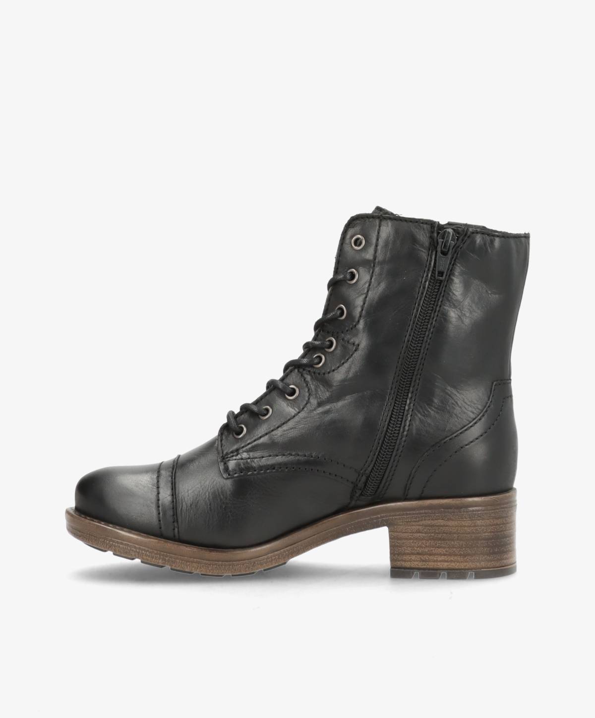 Sort læderstøvle fra Shoedesign Copenhagen med snørebånd og lynlås på siden, samt en brun hæl.