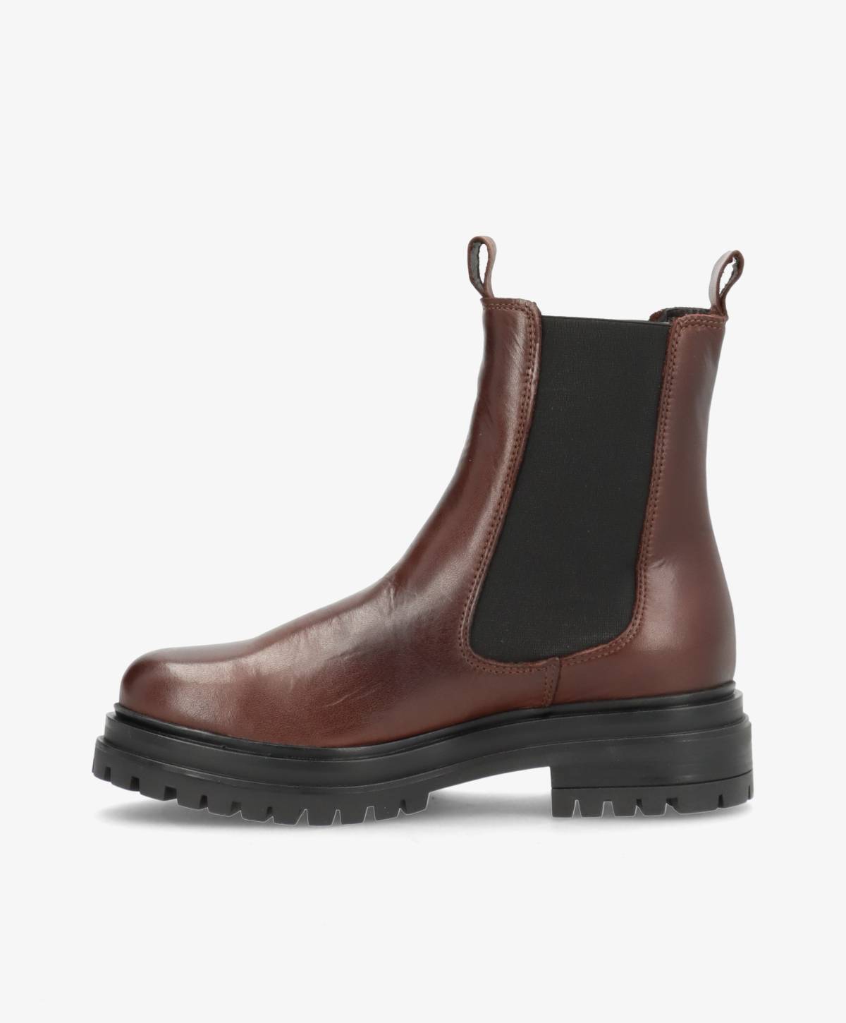 Brun læderstøvle fra Shoedesign Copenhagen med elastiske sidepaneler og kraftig sort sål.