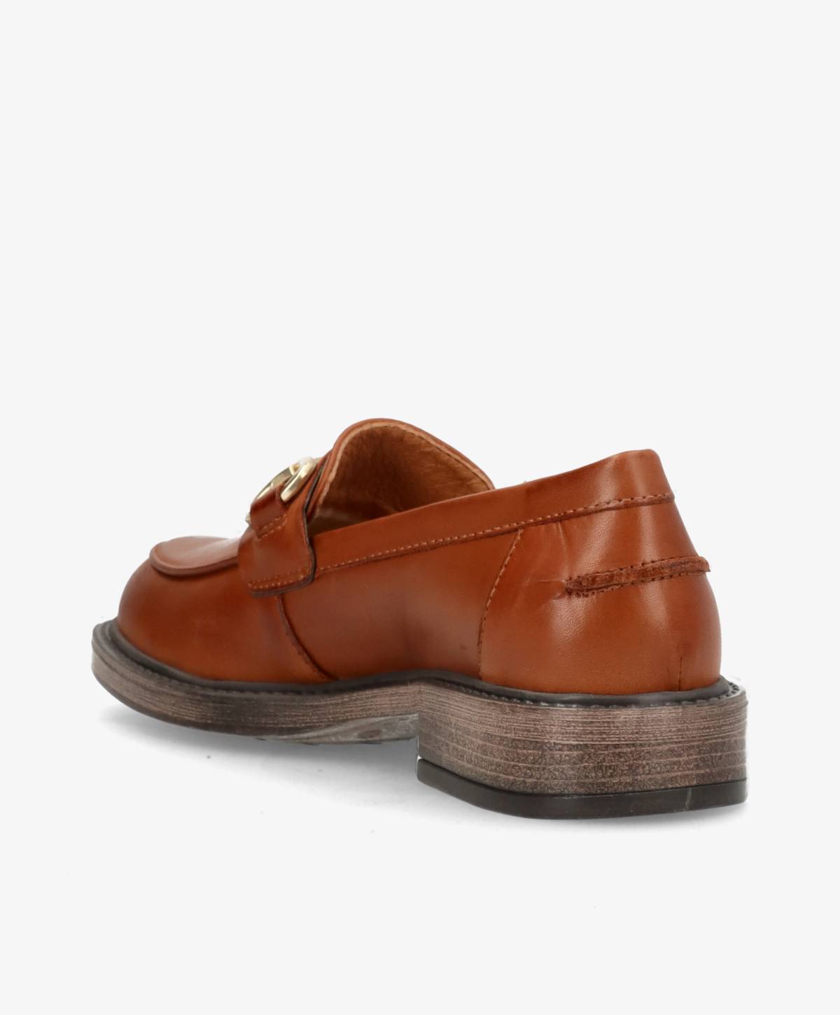 Brun lædersko fra Shoedesign Copenhagen med lav hæl og dekorativ spænde.