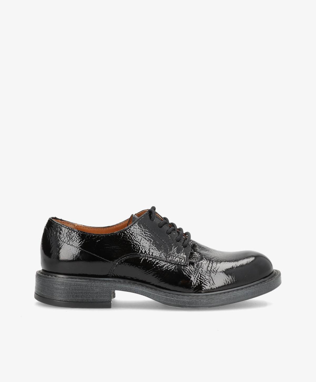 Sort laksko fra Shoedesign Copenhagen med snørebånd og skinnende overflade.