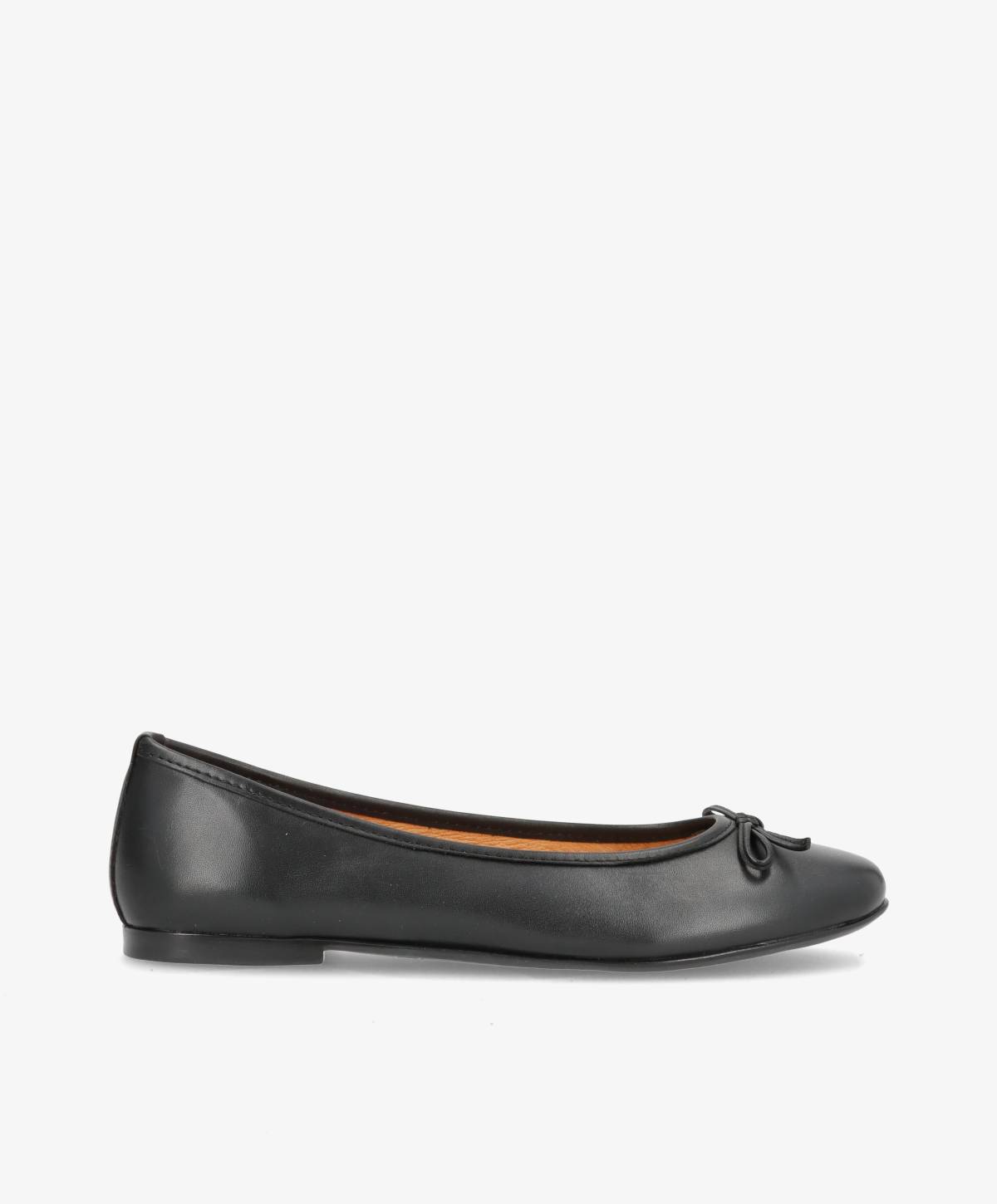 Sort ballerina-sko fra Shoedesign Copenhagen med en lille sløjfe foran.