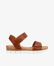 Brun lædersandal fra Shoedesign Copenhagen med hvid sål og justerbare stropper.