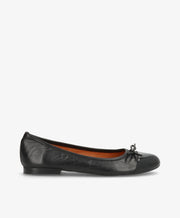 Sort ballerina-sko fra Shoedesign Copenhagen med lille sløjfe foran.