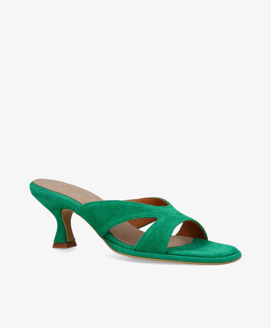Grønne ruskindspumps fra Shoedesign Copenhagen med kort, kantet hæl og krydsremme over foden.