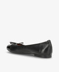 Sort læderballerina fra Shoedesign Copenhagen med lakdetaljer og sløjfe på snuden, set fra siden.