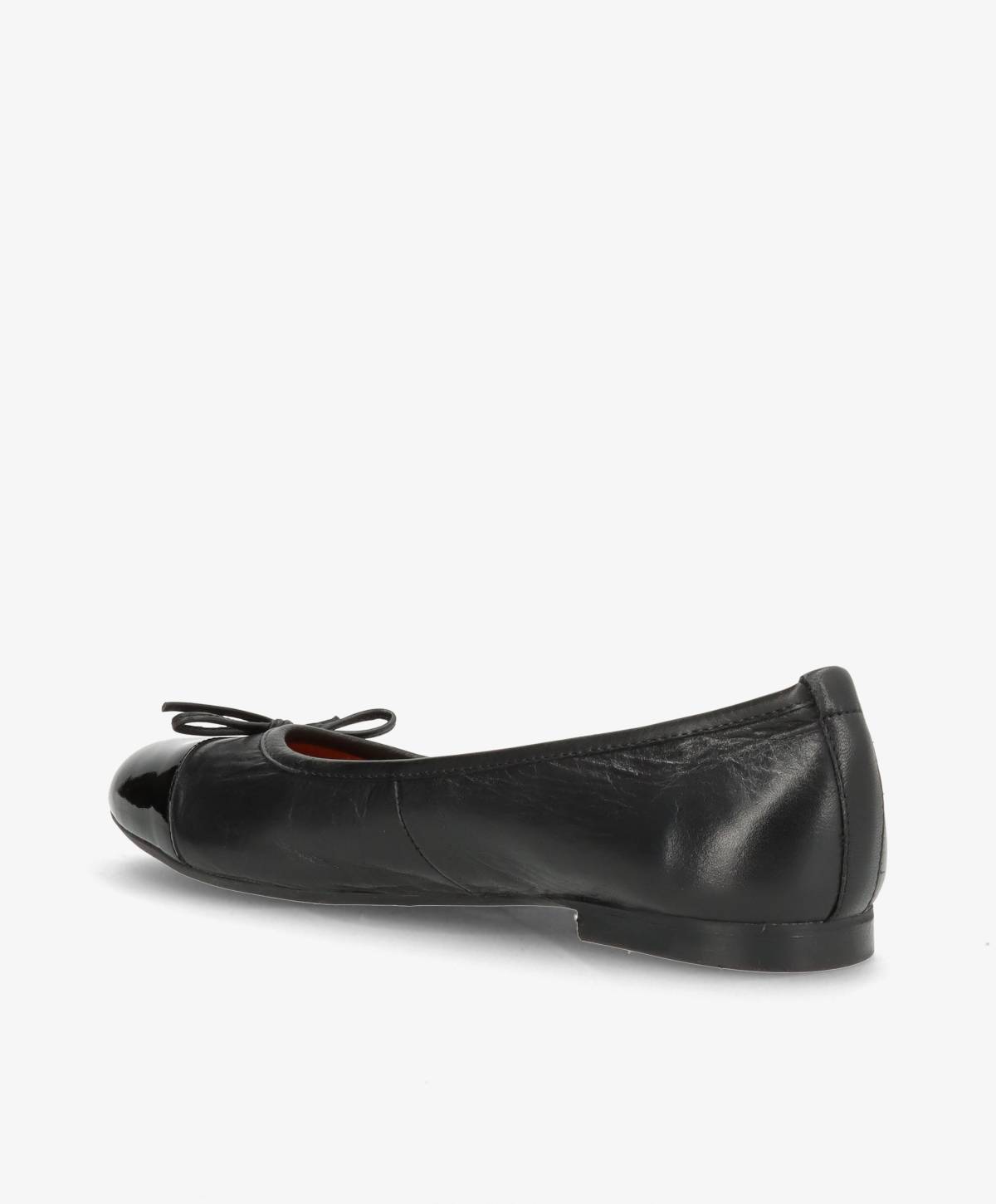 Sort læderballerina fra Shoedesign Copenhagen med lakdetaljer og sløjfe på snuden, set fra siden.