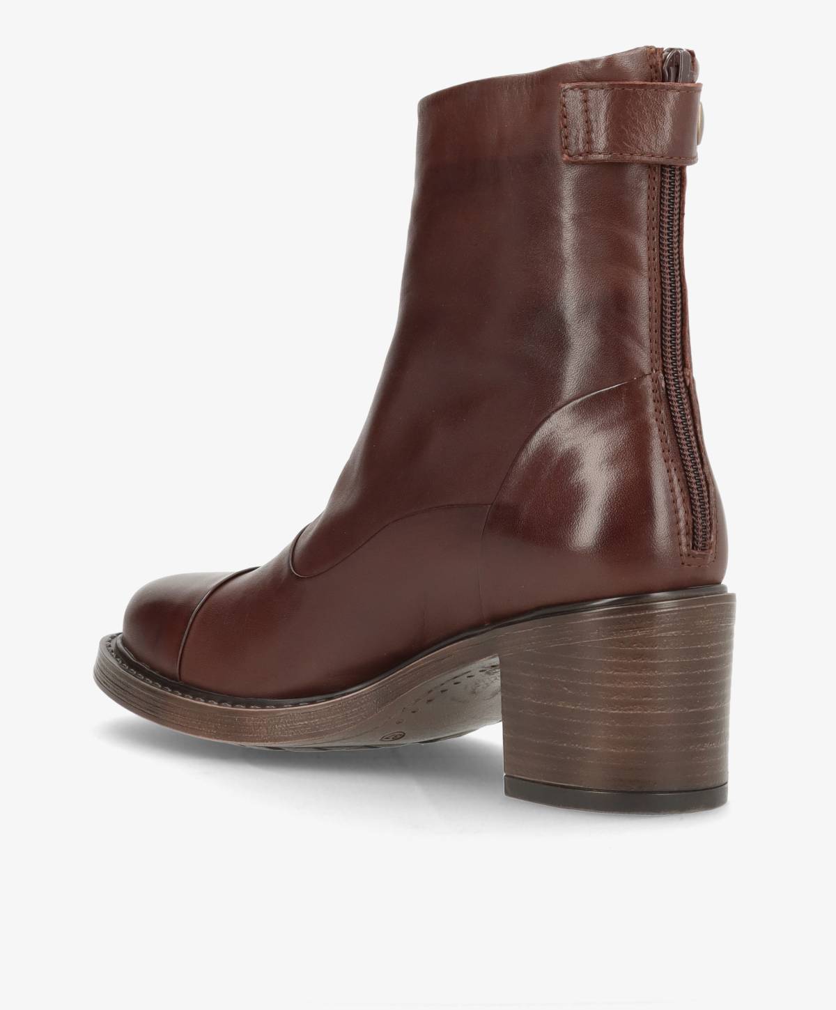 Brun læderstøvle med lynlås bagpå og blokhæl fra Shoedesign Copenhagen.