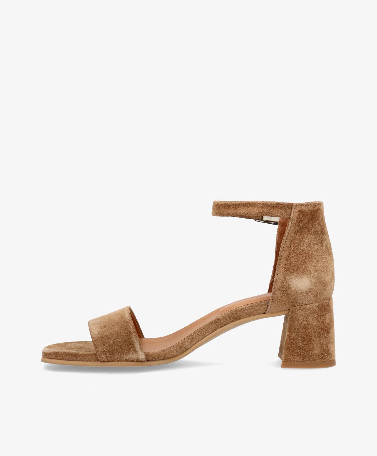 Beige ruskindssandal med blokhæl og ankelrem fra Shoedesign Copenhagen.