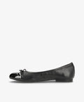 Sort ballerina-sko i læder fra Shoedesign Copenhagen med lakdetaljer og lille sløjfe på snuden.