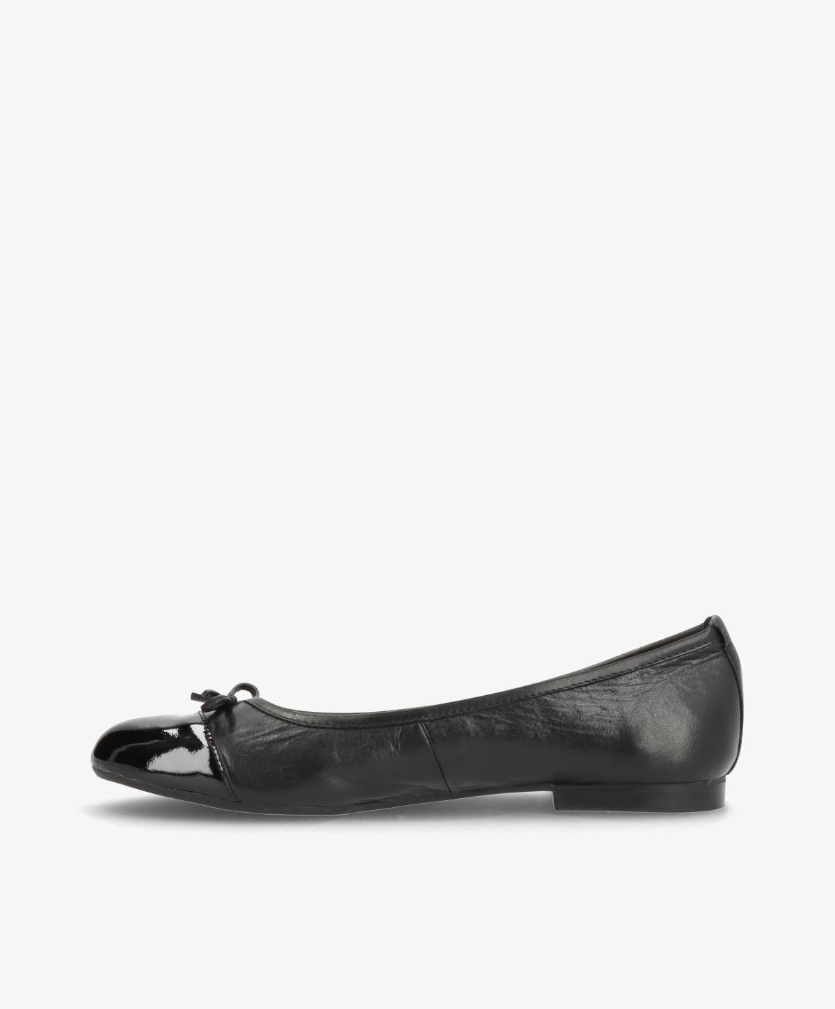 Sort ballerina-sko i læder fra Shoedesign Copenhagen med lakdetaljer og lille sløjfe på snuden.