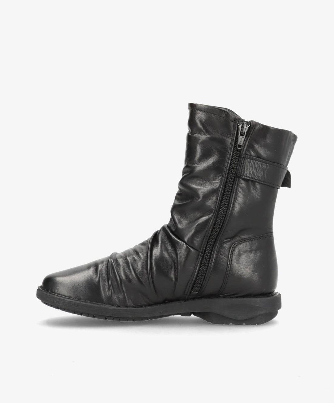 Sort læderstøvle fra Shoedesign Copenhagen med spænde og rynkede detaljer.