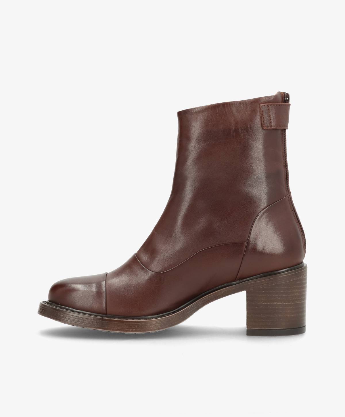 Brun ankelstøvle fra Shoedesign Copenhagen med blokhæl og lynlås bagpå.
