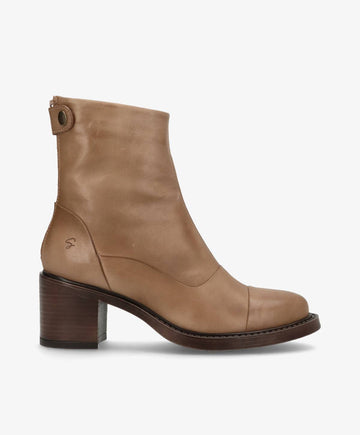 Brun ankelstøvle fra Shoedesign Copenhagen med blokhæl og lynlåsdetalje.