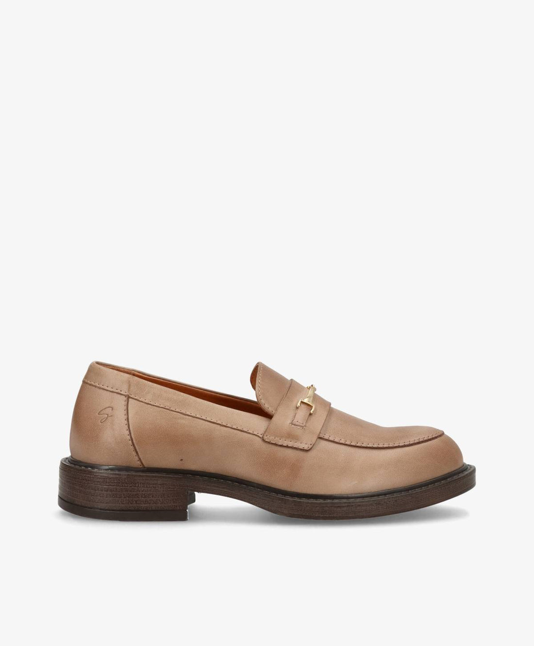 Beige lædersko fra Shoedesign Copenhagen med lav hæl og dekorativ spænde.