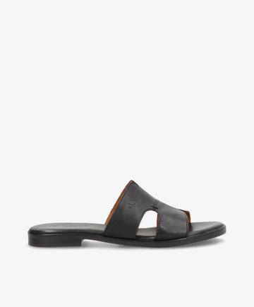Sort læder sandal fra Shoedesign Copenhagen med åben tå og flad sål.