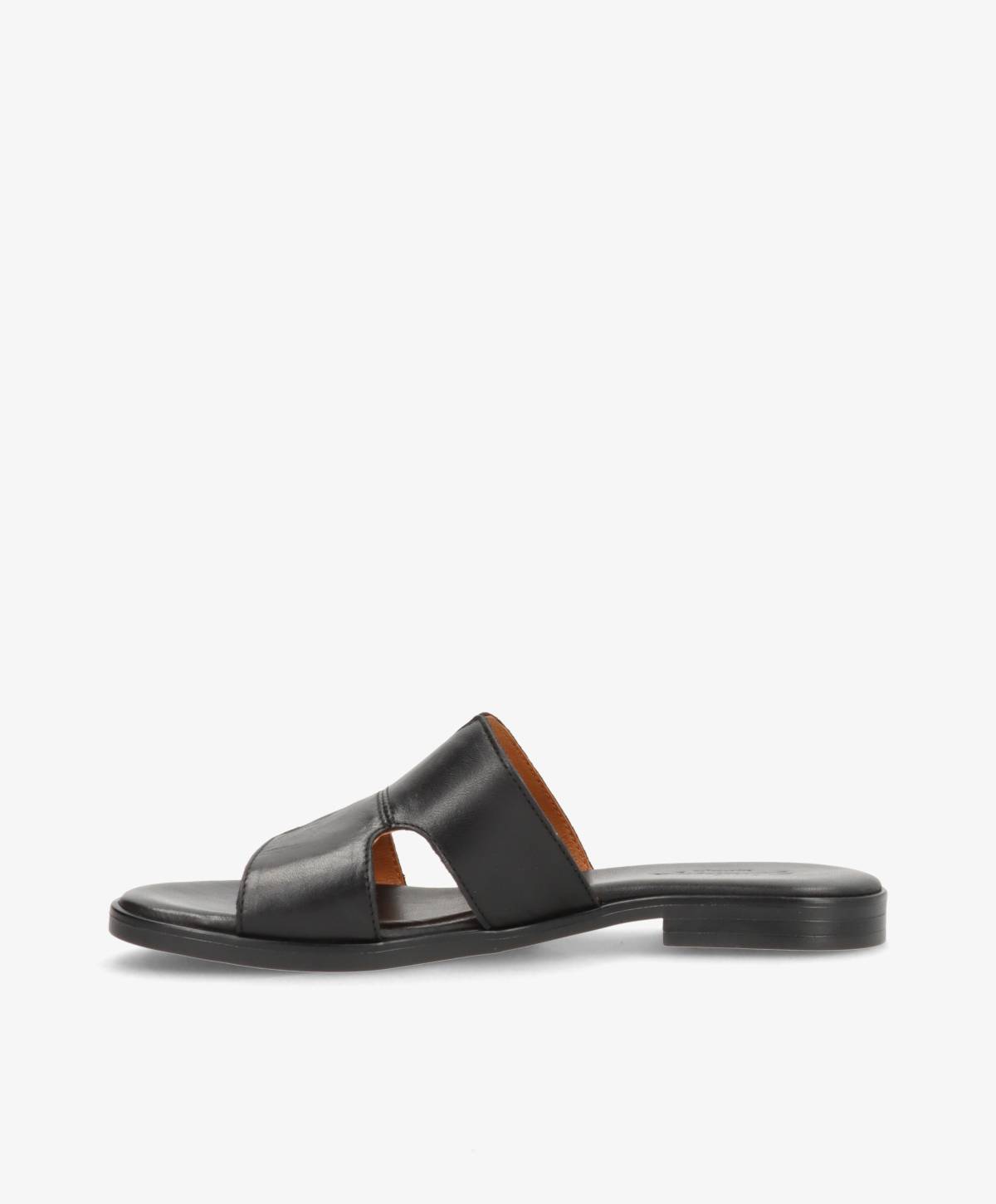 Sort læder sandal fra Shoedesign Copenhagen med flad sål og to brede remme.
