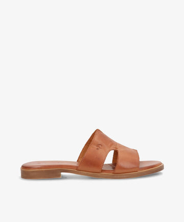 Brun lædersandal fra Shoedesign Copenhagen med flad sål og åbent tådesign.