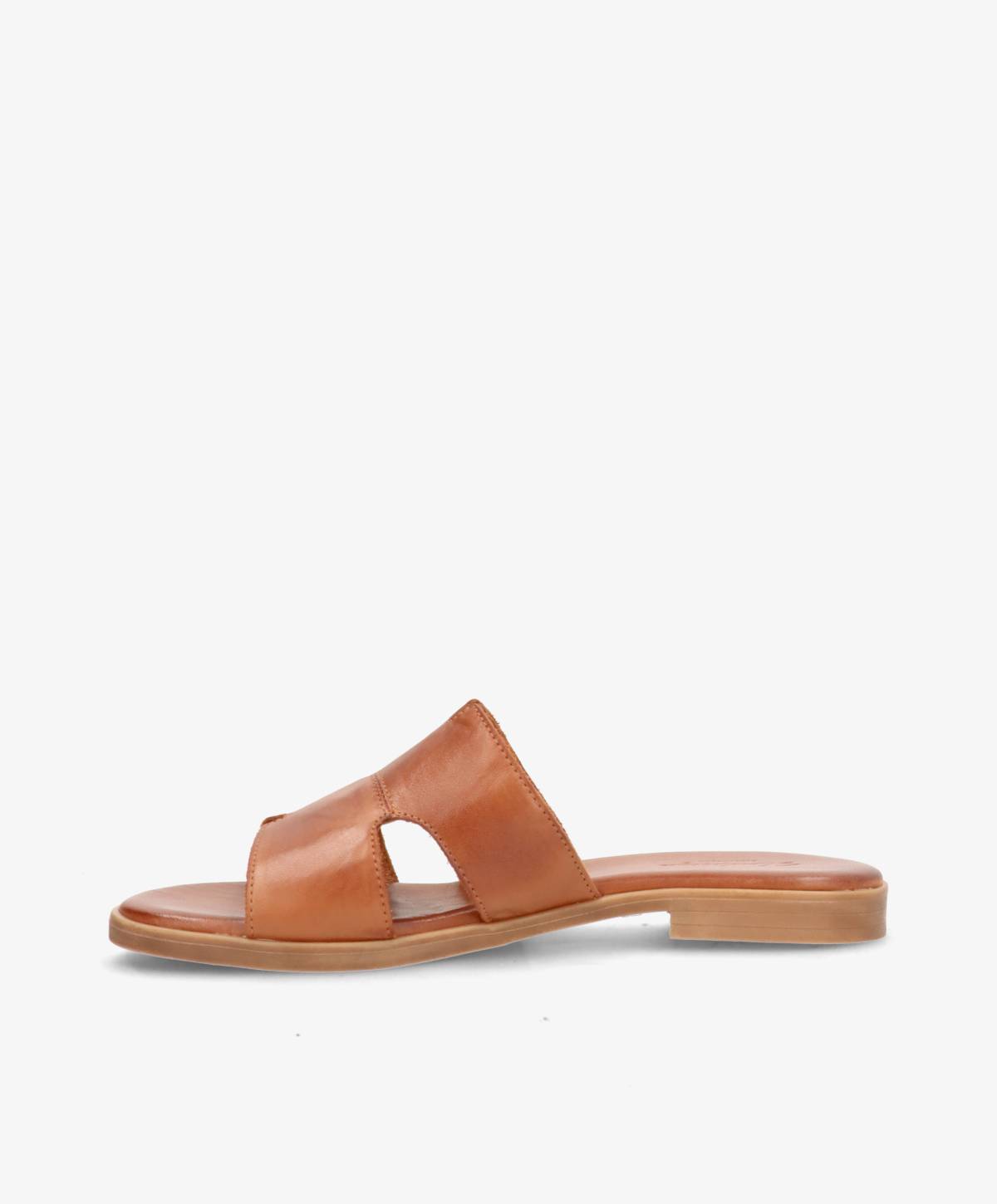 Brun lædersandal fra Shoedesign Copenhagen med flad sål og åbne sider.